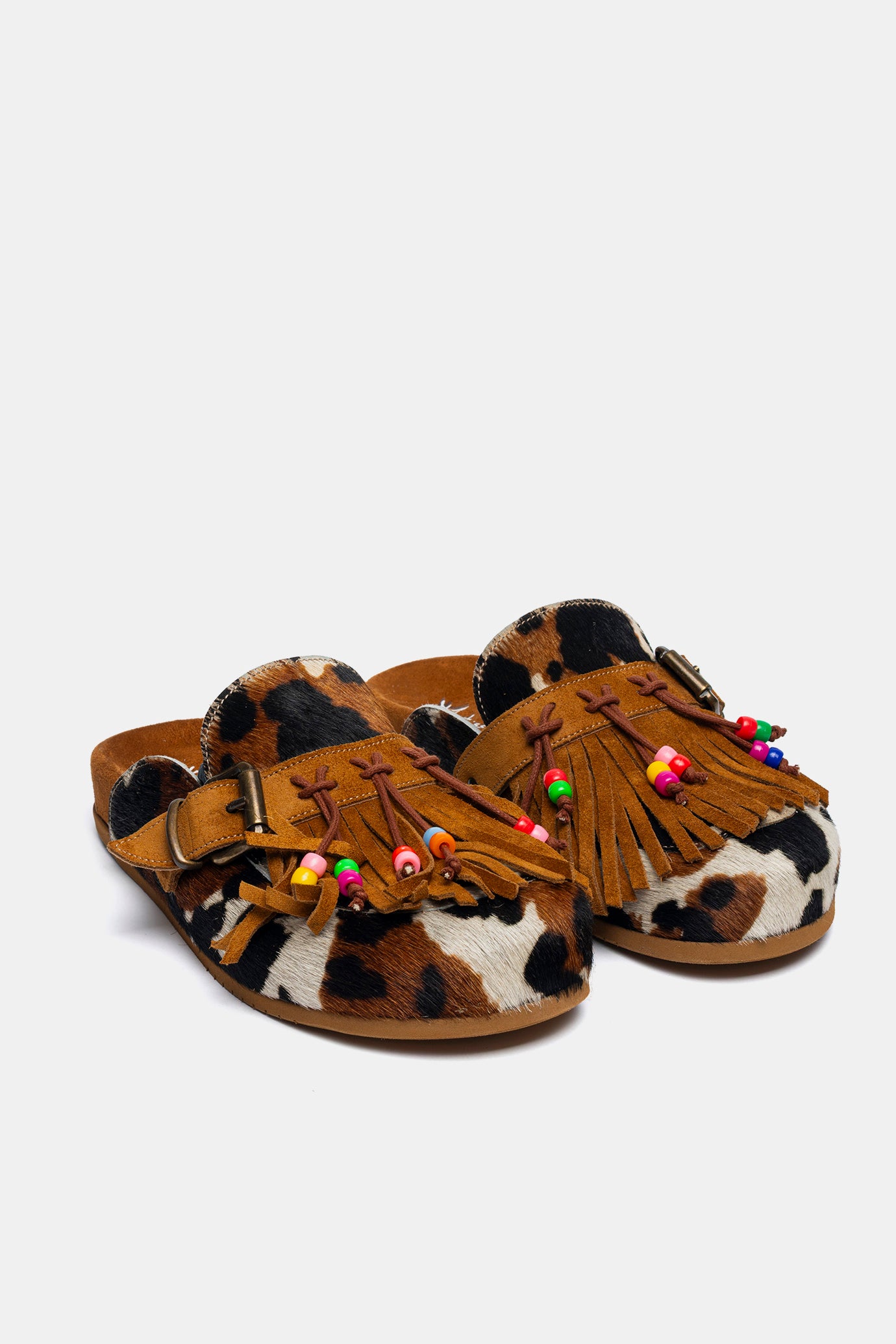 Sabot in cavallino mucca double con frange e corallini colorati FUS6
