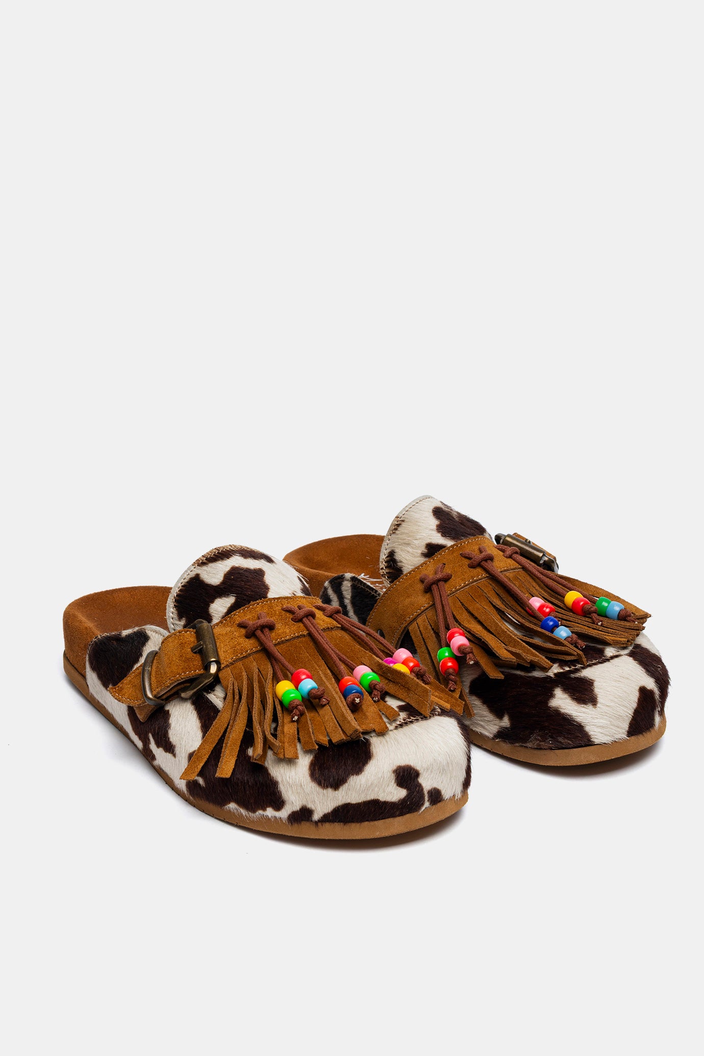 Sabot in cavallino mucca marrone con frange e corallini colorati FUS6