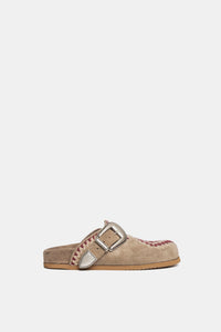 Dove grey suede sabot with FUS10 embroidery